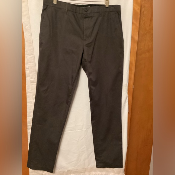 Burberry's LONDON One-tuck Chino Pants for Men, W34 equivalent / eaa493678